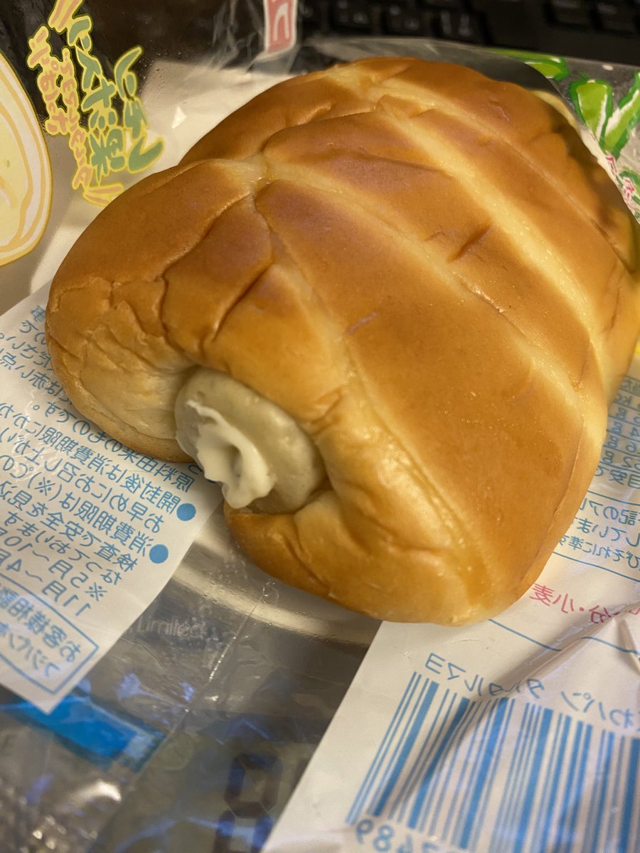 seimani's tweet photo. 実食！なんか酸味があり、賞味期限内でしたが、もう痛んでるのか？昨日からバッグの中で潰れて名古屋まで行ったから？袋が破れてたのかな？などと思ったのですが、 https://t.co/xhEQjK13V4