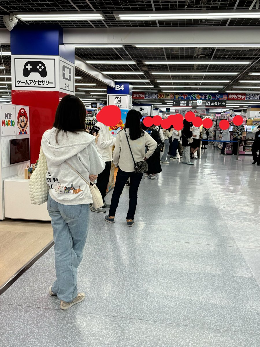 池袋のヤマダ電機でswitch2今入荷してるよ！友達が購入するのに