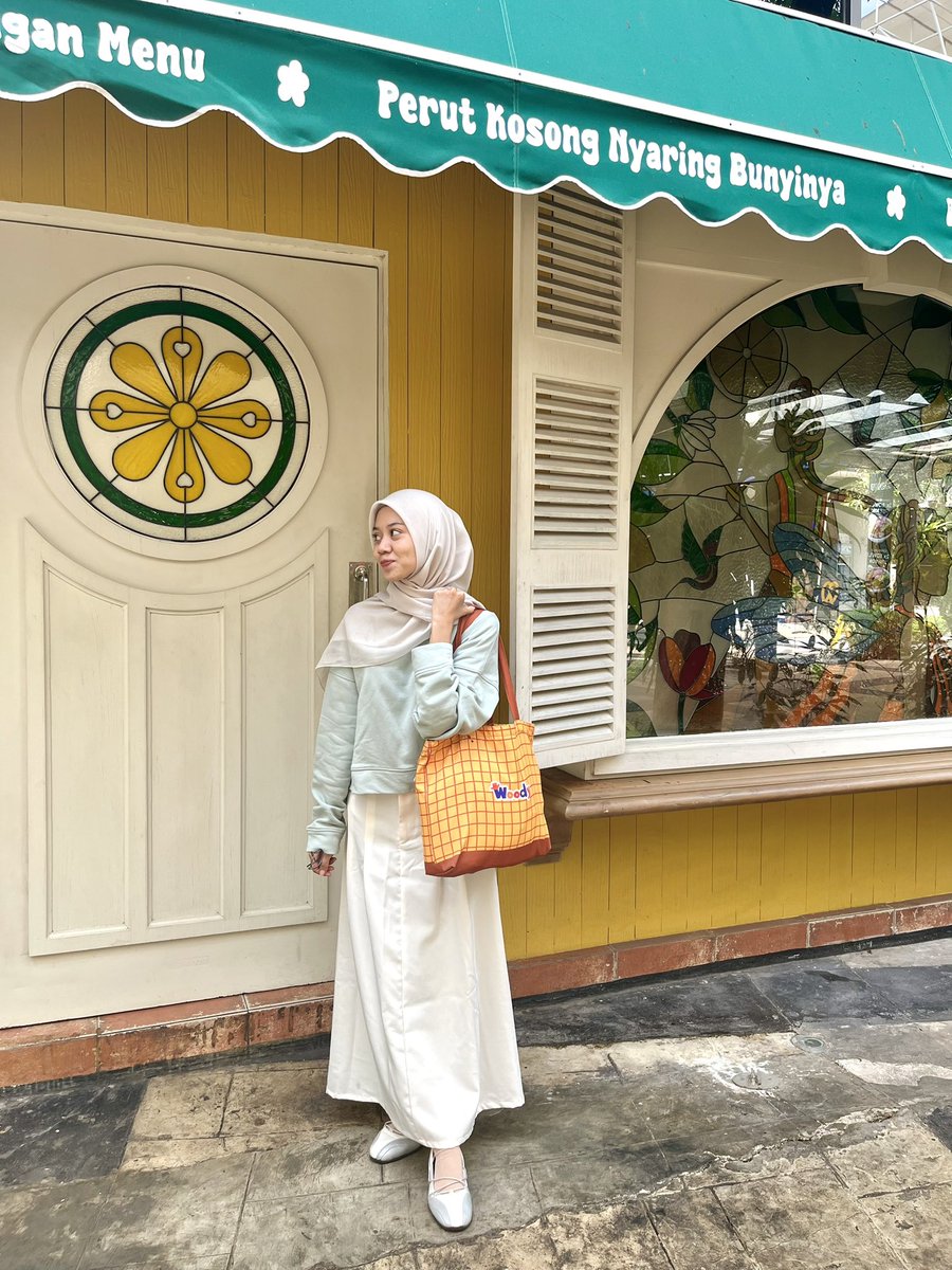 bymuu_'s tweet photo. still cute with this toy story woody tote bag on my shoulder 🤎⭐️

tas cemplang cemplung ini kirain cuma lucu pas liat online, ternyata malah jadi sering kepake tiap pergi😭✨ https://t.co/qdjOBDSNVr