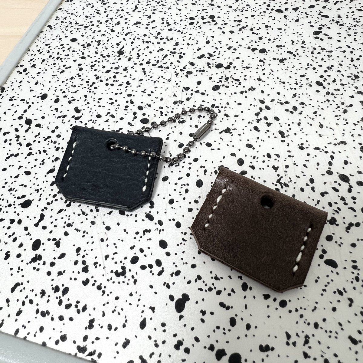 ksh__leather's tweet photo. ___

本日の製作👏

写真撮影が難しくて悩み中😩

#レザークラフト
#本革
#ハンドメイド
#キーカバー https://t.co/t1k20hxOCQ