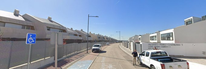 MadridProyecta's tweet photo. Al final este es uno de los objetivos de la cuenta, y esperemos que con la asociación tome un cariz más propositivo.

No nos cansaremos de denunciar y señalar todo lo que, razonablemente, se puede mejorar.

Y muchas veces es más sencillo de lo que parece, por eso tiene sentido indicarlo. No es el complejísimo borrón y cuanta nueva "a lo Haussmann" tan popular en redes...

Simplemente... 
➡️Respetando los proyectos de intervención de fachada (no que cada uno haga "lo que le dé la gana").
➡️Protegiendo y restaurando los hitos patrimoniales que pueda haber a nivel de barrio
➡️Detectando puntos "enquistados" (por ejemplo, medianeras sin resolver) y proponer soluciones viables, muchas veces asequibles
➡️Fomentar una jerarquía de viario y espacios públicos, transformando vías menores en plataformas únicas con arbolado y calles que generen vida a nivel vecinal / de barrio, mientras en otros ejes tendrán más peso la movilidad rodada.
➡️Apostar por arquitectura de calidad, que puede ser simple, a la hora de construir o reformar equipamientos públicos
➡️Que las reformas de eficiencia energética se aprovechen también para igualar carpinterías, acabados... 
➡️Que las piezas artísticas / conmemorativas que se instalen pasen algún filtro cualitativo
➡️Soterrar / eliminar cableado... limpieza, control de grafitis, mantener en buen estado la jardinería...