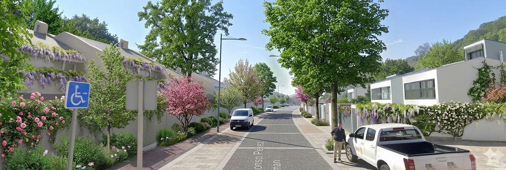 MadridProyecta's tweet photo. Al final este es uno de los objetivos de la cuenta, y esperemos que con la asociación tome un cariz más propositivo.

No nos cansaremos de denunciar y señalar todo lo que, razonablemente, se puede mejorar.

Y muchas veces es más sencillo de lo que parece, por eso tiene sentido indicarlo. No es el complejísimo borrón y cuanta nueva "a lo Haussmann" tan popular en redes...

Simplemente... 
➡️Respetando los proyectos de intervención de fachada (no que cada uno haga "lo que le dé la gana").
➡️Protegiendo y restaurando los hitos patrimoniales que pueda haber a nivel de barrio
➡️Detectando puntos "enquistados" (por ejemplo, medianeras sin resolver) y proponer soluciones viables, muchas veces asequibles
➡️Fomentar una jerarquía de viario y espacios públicos, transformando vías menores en plataformas únicas con arbolado y calles que generen vida a nivel vecinal / de barrio, mientras en otros ejes tendrán más peso la movilidad rodada.
➡️Apostar por arquitectura de calidad, que puede ser simple, a la hora de construir o reformar equipamientos públicos
➡️Que las reformas de eficiencia energética se aprovechen también para igualar carpinterías, acabados... 
➡️Que las piezas artísticas / conmemorativas que se instalen pasen algún filtro cualitativo
➡️Soterrar / eliminar cableado... limpieza, control de grafitis, mantener en buen estado la jardinería...