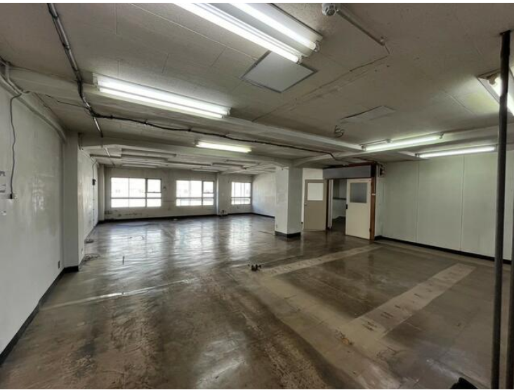 GYM_FUDOSAN's tweet photo. ||◤　　　　　　　　 ◥||
　学芸大学駅　徒歩1分
　85.13㎡
　407,000円
||◣　　　　　　　　 ◢||

西口改札目の前！ジムOK物件💪🔥

好立地物件出ました！！
内装工事必要ですが、駅前立地でこの平米数はアツイです🔥

お問い合わせはお早目に！ https://t.co/IWtK50DCr5
