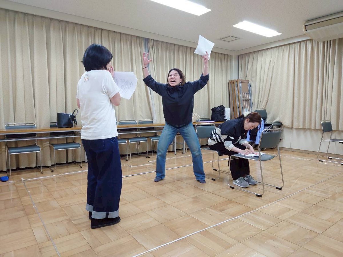 seiyahana_HE_h6's tweet photo. 石を退かすと蟻の行列が餌を運んでいる。そこにこんな世界があったんだ。
#麗しき狂気の国
初日まであと14日！
コンプライアンスと刑務所って共存出来るのか？そしてこの２つの問題の中心にいる人間はどんな答えを出すのか？
ご都合ご検討頂けますと幸いです！

https://t.co/ETzLdSOc37 https://t.co/BLuitc9T8a