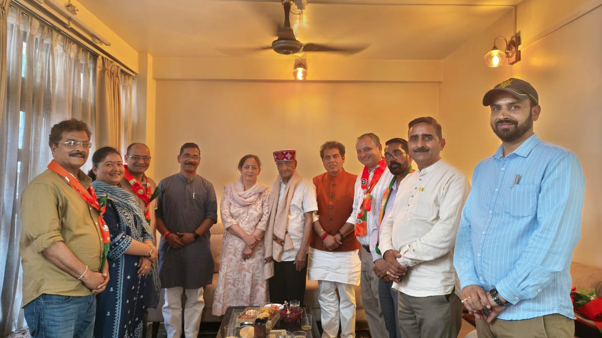 siddharthanbjp's tweet photo. मंडी प्रवास के दौरान आज भारतीय मजदूर संघ के 86 वर्षीय वरिष्ठ कार्यकर्ता एवं हिमाचल प्रदेश के पूर्व अध्यक्ष जी से आत्मीय भेंट कर उनका आशीर्वाद प्राप्त किया।
नगर निगम चुनाव में विजय हेतु उनका मार्गदर्शन मिला। इस अवसर पर प्रदेश प्रभारी श्रीकांत जी द्वारा उनका स्वागत किया गया। https://t.co/UVg8J5wqb7
