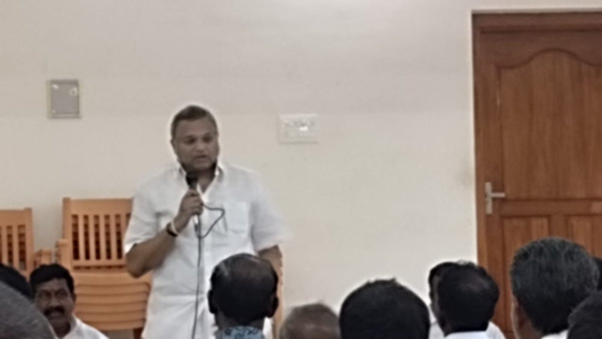KartiPCoffice's tweet photo. சிவகங்கை தொகுதி பாராளுமன்ற உறுப்பினர் திரு. @KartiPC அவர்கள் தேவகோட்டை நகர காங்கிரஸ் கமிட்டி அலுவலகத்தில் நம் இயக்க @INCTamilNadu @INCIndia நண்பர்களை சந்தித்தபோது #Congress #CongressParty #KartiPChidambaram #Devakottai https://t.co/48zTWxLUVj