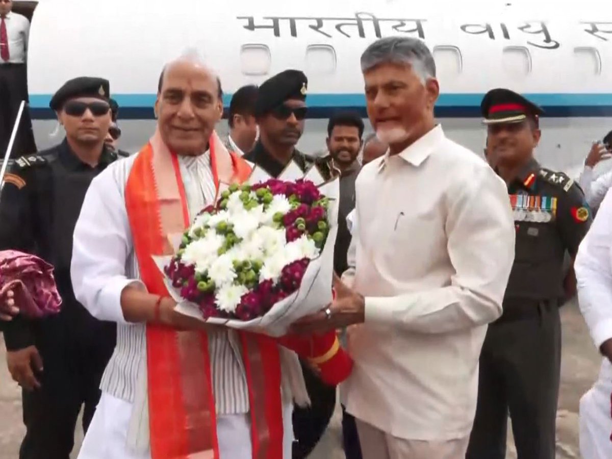 ani_digital's tweet photo. Rajnath Singh reaches Andhra Pradesh's Puttaparthi for launch of major aerospace, defence projects
Read @ANI Story | https://t.co/OvRdm11Ety
#RajnathSingh #AndhraPradesh #Puttaparthi #DefenceProjects https://t.co/YjEkOGUyVI