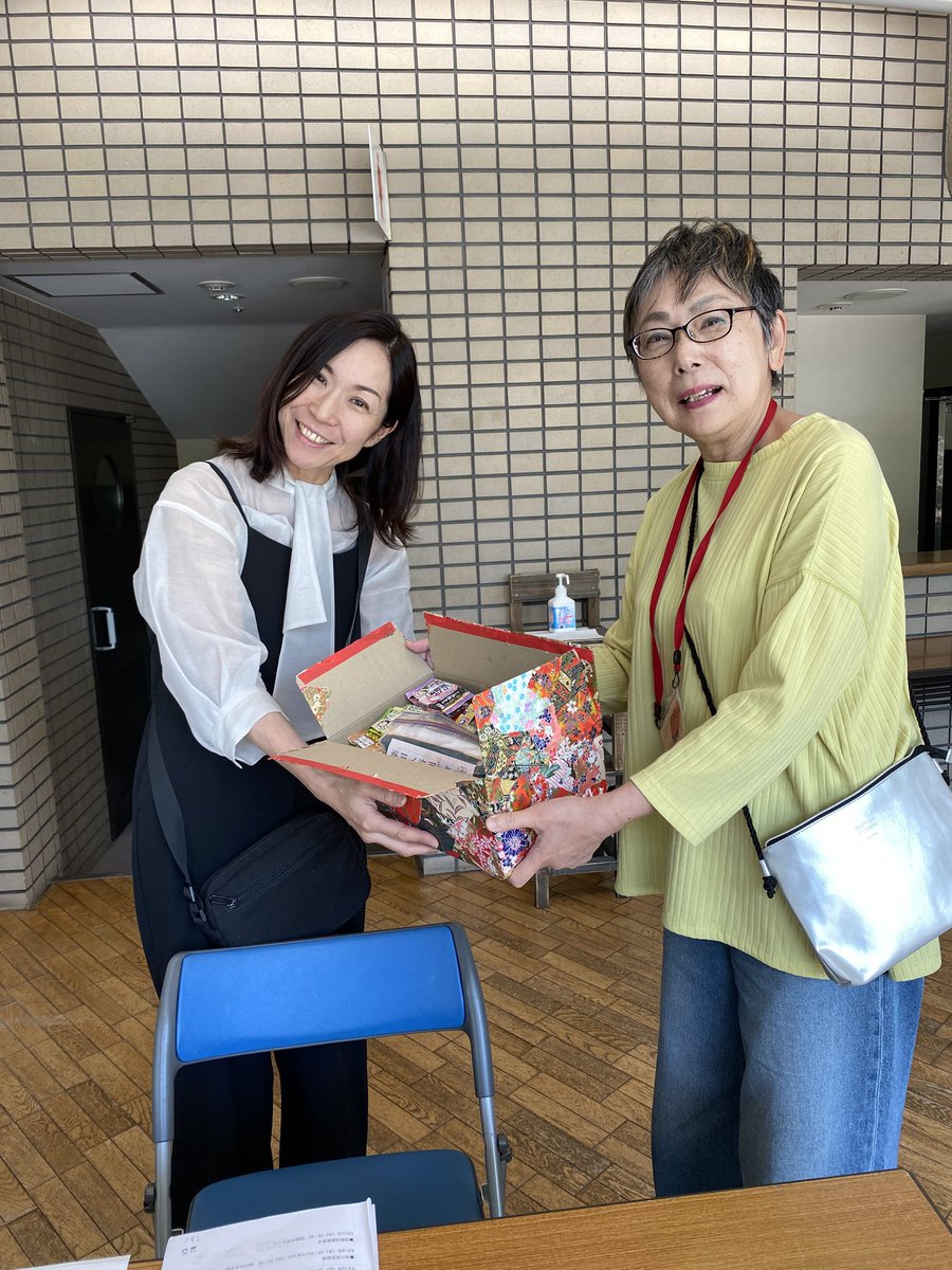 RingBong2022's tweet photo. 昨日札幌入りしまして、今日は朝からガシガシ仕込んでおります。
札幌えんかん公演は今夜と明日午後の2回公演です。
会員の皆様のご来場をお待ちしております！

えんかんさんからたくさんの入浴剤をいただきました。ありがとうございます‼︎

#さなぎになりたい子どもたち https://t.co/saiLMAUm7J