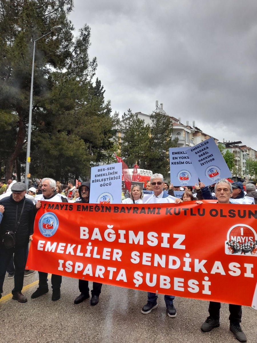 Mehmetz92800380's tweet photo. EMEKLİ
👇
#SeçimiEmeklilerBelirleyecek
Yoksulluk sınırının 112.661 tl olmuşken 
Açlık sınırı 34.576 olmuşken 
En düşük emekli maaşı 20 bin lira 
Asgari ücret 28 bin lira 
Böyle bir Ekonomik gelir dağılımı Nerede gördünüz siz !
Biz  bunları hepsini biliyoruz
Geçim yoksa Seçim Var https://t.co/Hev8k3VTNF