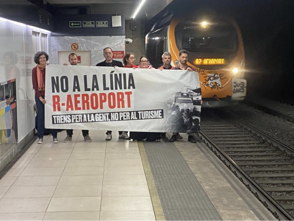CatalunyaMTP's tweet photo. L’R-Aeroport és per a turistes, no per els l’usuaris de Rodalies

✍️Declaració de @transportpublic, @zeroportbcn, @FAVBcn, @CONFAVC i @TrensDignesEbre, entre d'altres, perque la Generalitat reconverteixi la línea de @rodalies al servei de la ciutadania

https://t.co/scMzzokB1e https://t.co/S2QUnsk5aF
