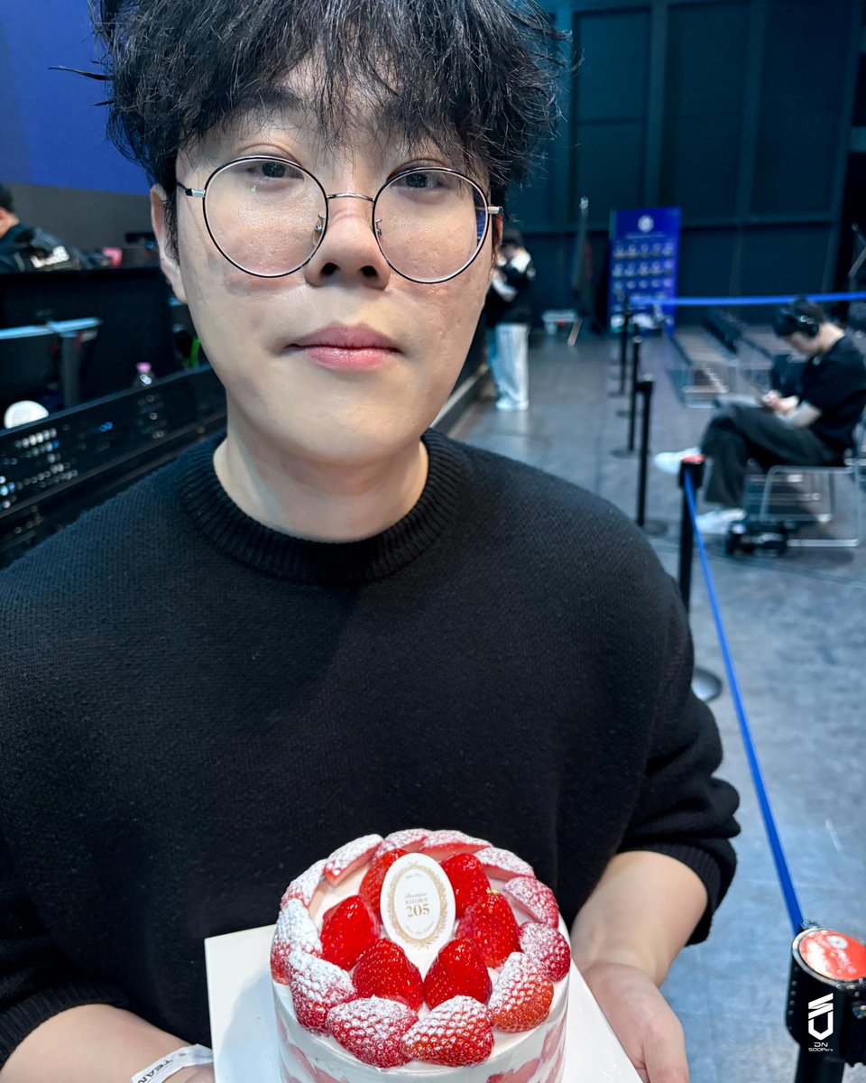 SOOPers_PUBG's tweet photo. 스승의 날을 맞아, DN SOOPers PUBG 팀 선수들이 PLIKHE 감독님께 카네이션과 케이크를 선물했습니다🌼
스승의날 축하드립니다✨

#STAYSHARP #DNS #DNSWIN #PUBG https://t.co/8VC35o7KKA