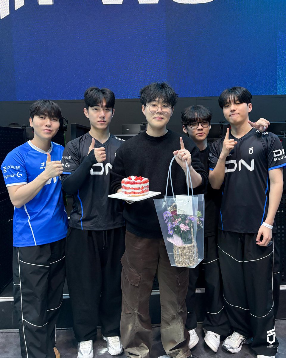 SOOPers_PUBG's tweet photo. 스승의 날을 맞아, DN SOOPers PUBG 팀 선수들이 PLIKHE 감독님께 카네이션과 케이크를 선물했습니다🌼
스승의날 축하드립니다✨

#STAYSHARP #DNS #DNSWIN #PUBG https://t.co/8VC35o7KKA