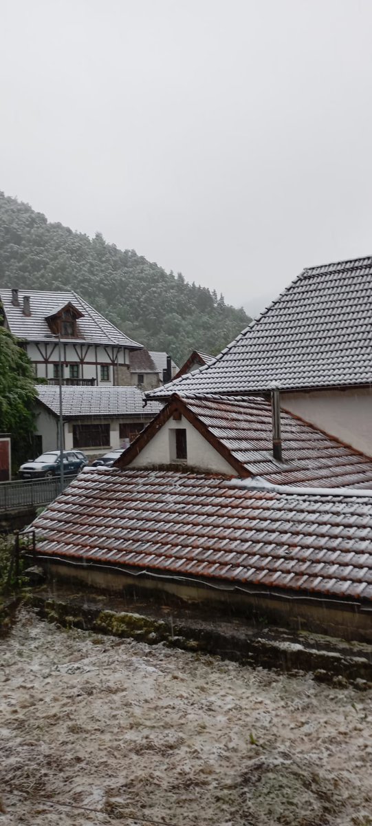 MikelBelasko's tweet photo. Nieve por San Isidro en Uztárroz (806 m) y aguanieve en Vidángoz (760 m) en el valle de #Roncal https://t.co/OWVo91vq46