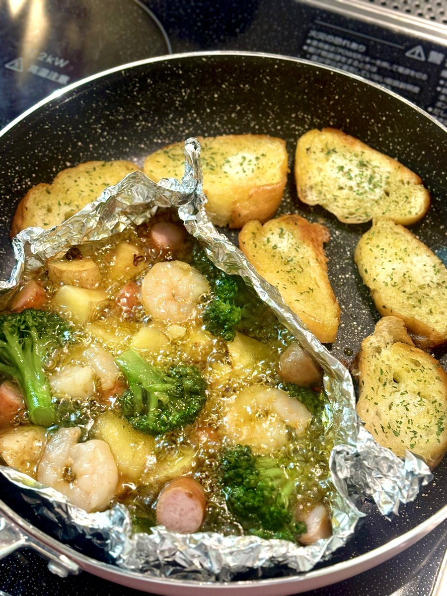 Amy_meow__'s tweet photo. アヒージョ🥦︎🦐🥖 https://t.co/xWBh60XOk0