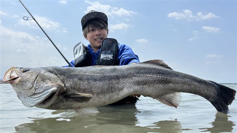 fishingvision's tweet photo. ＼🎣釣りビジョンVOD📱／
5⃣月後半の配信予定を更新📢

一覧はコチラ☞https://t.co/5a2uOIDVOd

👀注目の新作番組は！

2⃣3⃣(土)『RAD SALT』
番組記録更新の"RAD"なシーバスをキャッチ！　
#高橋優介 @yuusuketakahash

2⃣4⃣(日)『ソルトノトビラ』
レンタルボートで東京湾走水のタイラバゲームに挑む
#中井一誠 

2⃣7⃣(水)『海釣り幕営』
ヒラスズキ、ヒラマサ、根魚！
上五島・宇久島で「釣れる魚は全部狙う！」
#上宮則幸 @NoriyukiKanmiya

3⃣1⃣(日)『Squid Squad』 
上甑島で4キロオーバーの白系巨大アオリイカが出現！
#真衣
#えすぴーきんぐ @sp_king_7
 
他にも新作、名作など続々配信！
番組一覧はリンクから💁