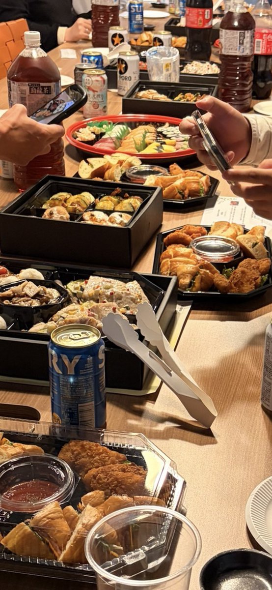 itether2015's tweet photo. こんにちは🍚アイテザーSNSです🤤

本日は毎月開催している���親会の様子をお届け🍽️
弊社オフィスの大会議室での開催が多く、最近は新たに技術部のメンバーがイタリアン🍕や中華🥟など、色々なメニューを探してくれています🙌🙌

#オフィスで懇親会
#目黒
#アイテザー
#iTether https://t.co/Q3QusRics0