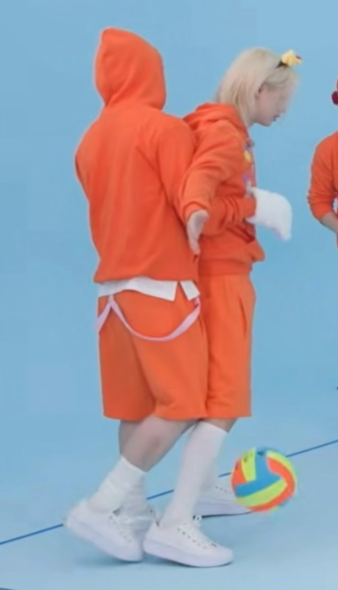 lixie_taste's tweet photo. Their leg difference https://t.co/GwPmNhvmMM