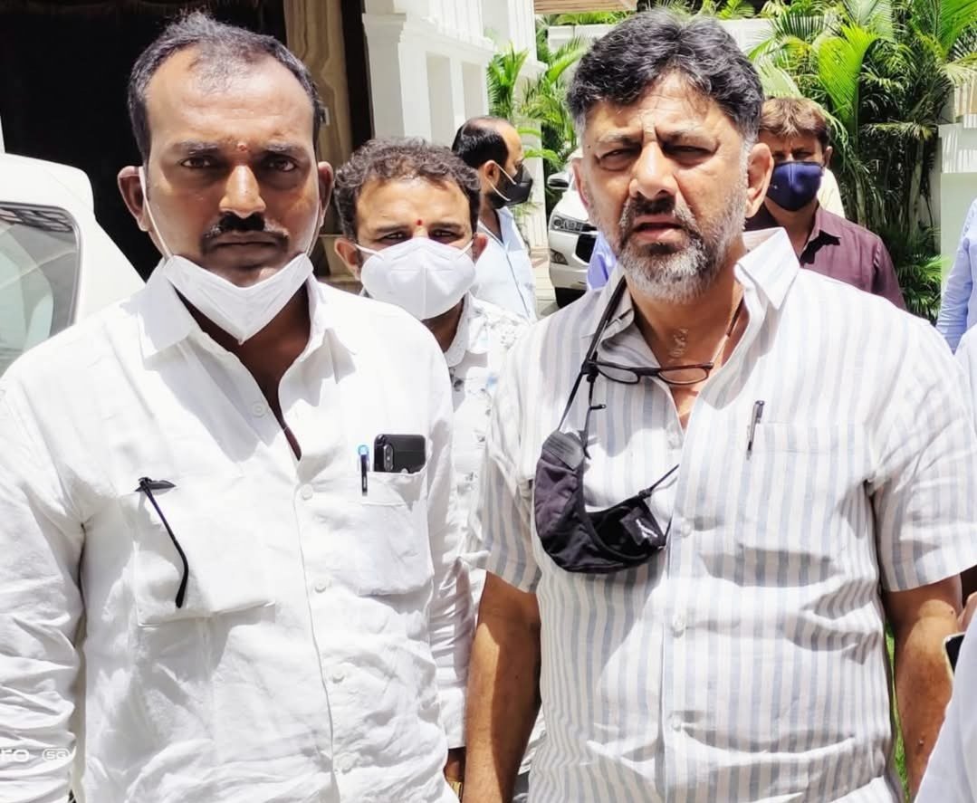 SharanuDongaon's tweet photo. ಕರ್ನಾಟಕ ಪ್ರದೇಶ ಕಾಂಗ್ರೆಸ್ ಸಮಿತಿ ಅಧ್ಯಕ್ಷರು, ಉಪಮುಖ್ಯಮಂತ್ರಿಗಳಾದ ಶ್ರೀ DK Shivakumar  ಅವರಿಗೆ ಹುಟ್ಟು ಹಬ್ಬದ ಹಾರ್ದಿಕ ಶುಭಾಶಯಗಳು.
@DKShivakumar @IncKalyanKar @CMofKarnataka @PriyankKharge @RahulGandhi https://t.co/JZECvc9b7h