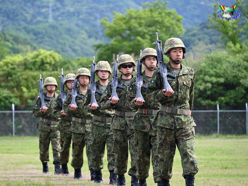 新隊員 は緊張感漂う中、「基本教練練度判定」に臨みました。日頃の練