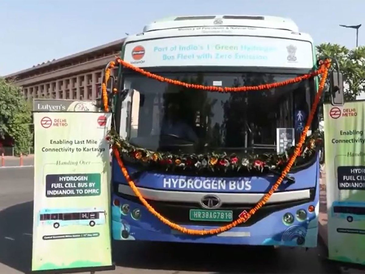 ani_digital's tweet photo. DMRC launches hydrogen-fueled shuttle buses in Central Vista
Read @ANI Story | https://t.co/s00L09cKuB
#DMRC #shuttlebus #Delhi https://t.co/JXrekIpEvv