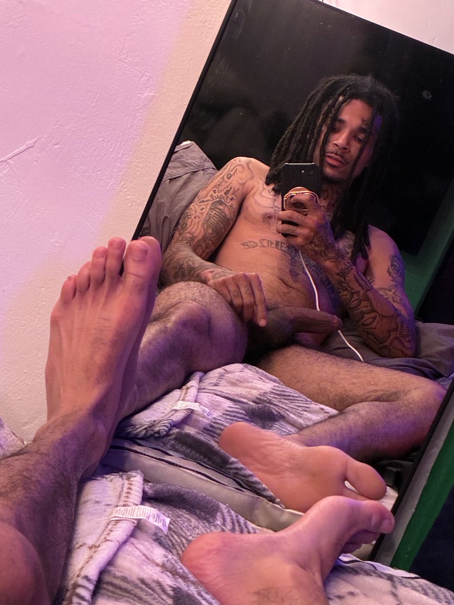 SwitchMeBae's tweet photo. Get in the bed, Lay Down, Sleep.. Dream of me 😈🦶💭
#malefeetfetish #balls #malesoles #prettymalesoles #verse #naked #toes #dreadhead #hot #followme #blackmalefeet #softdick #bored #buymycontent #Content #pics #isellfeetpics https://t.co/lBkejnAOg4