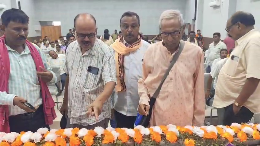 otvkhabar's tweet photo. #ଧାନ_ବୈଠକ_ଅଧାରୁ_ଉଠିଗଲେ_ଚାଷୀ
-ସମ୍ବଲପୁର: ରବି ଧାନ ସଂଗ୍ରହ ବୈଠକ ବର୍ଜନ କଲେ ଚାଷୀ
-ଟୋକନ୍‌ ସମସ୍ୟାକୁ ନେଇ ଅଧାରୁ ଉଠିଗଲେ ଚାଷୀ
-ବରେଇପାଲି ଧାନ ମଣ୍ଡିରେ ଜିଲ୍ଲା ପ୍ରଶାସନ ପକ୍ଷରୁ ବୈଠକ ବସିଥିଲା 
#Sambalpur #FarmersProtest #PaddyProcurement #TokenIssue #RabiPaddy #FarmersBoycott #OTV https://t.co/1jLVzKWyex