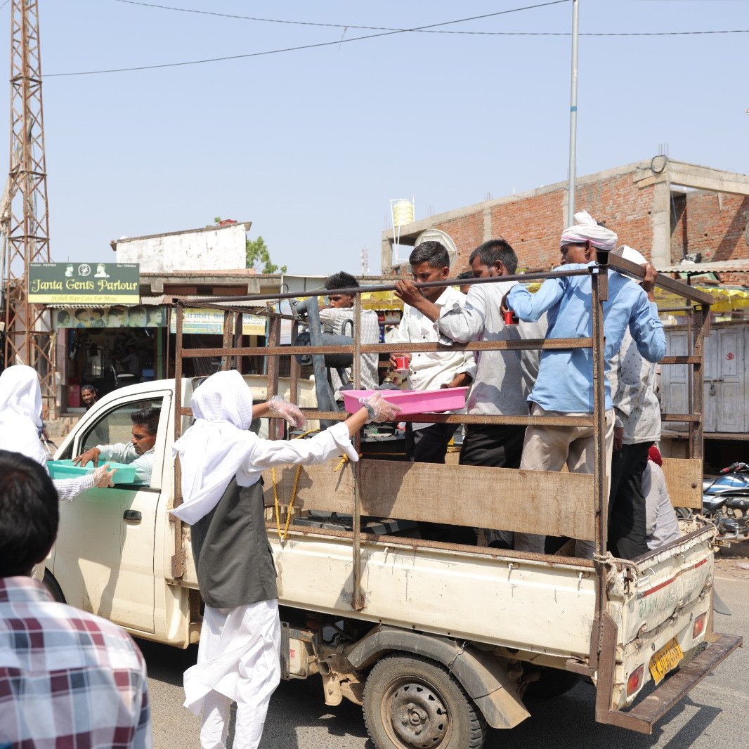 Bohras_India's tweet photo. As temperatures continue to rise, small acts of relief matter more than ever.

As part of the Beat the Heat campaign, volunteers in #Galiyakot, #Rajasthan distributed 3,500 glasses of fresh lemon juice in Anandpuri village, offering respite to those enduring the scorching heat. https://t.co/cSK0XQCcqj