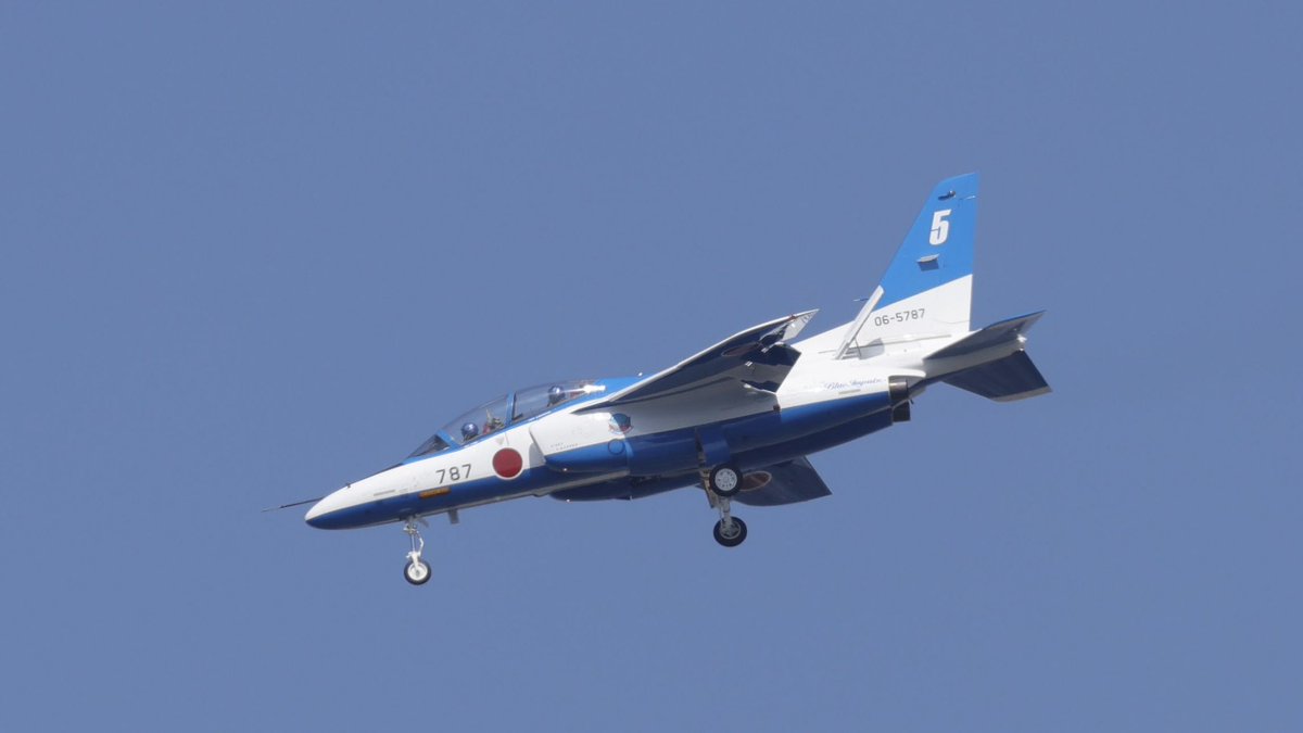 横田基地 14:17 RWY36↘︎ T-4 (BLUE IMPULSE) 06-5787 ブルー