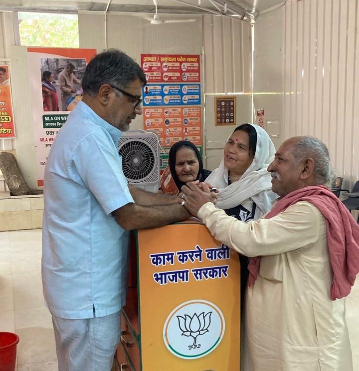 rajbhatia_bjp's tweet photo. आपकी आवाज़, हमारी प्राथमिकता!

आज आदर्श नगर विधानसभा कार्यालय में  जनता दर्शन में आए क्षेत्र के सम्मानित नागरिकों से मुलाकात कर उनकी समस्याओं, सुझावों एवं जनहित से जुड़े मुद्दों को गंभीरतापूर्वक सुना। संबंधित विभागीय अधिकारियों को आवश्यक दिशा-निर्देश देकर त्वरित समाधान सुनिश्चित करने का प्रयास किया गया।

जनता का विश्वास और सहयोग ही हमें निरंतर जनसेवा के लिए प्रेरित करता है।