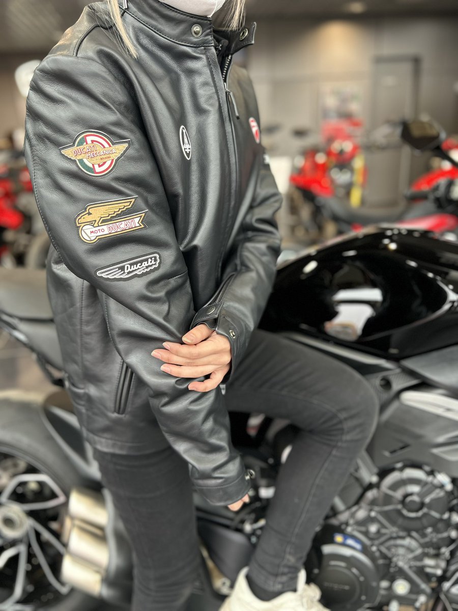 【絶品】Ducati ドゥカティ　L ライダースジャケット　ワッペン　短丈　黒 Ducati Icon Leather Jacket どんなシチュエーション。どんなDucati