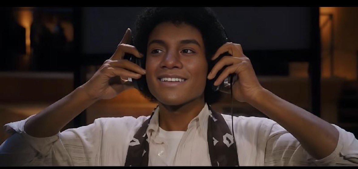 TakeTwo_kw's tweet photo. 🎬 Michael (2026)

مو مجرد فيلم سيرة ذاتية…

هذا أقرب شيء يخليك تعيش لحظات مايكل جاكسون الحقيقية من جديد.

الكواليس اللي نزلت للفيلم تبين مستوى مرعب من التفاصيل،
خصوصًا بإعادة حفلات Thriller و Billie Jean.

والصدمة؟
الممثل هو Jaafar Jackson…
ابن أخ مايكل جاكسون نفسه.

#MichaelJackson #MichaelMovie #Movies #TakeTwo

https://t.co/SmujIP927t