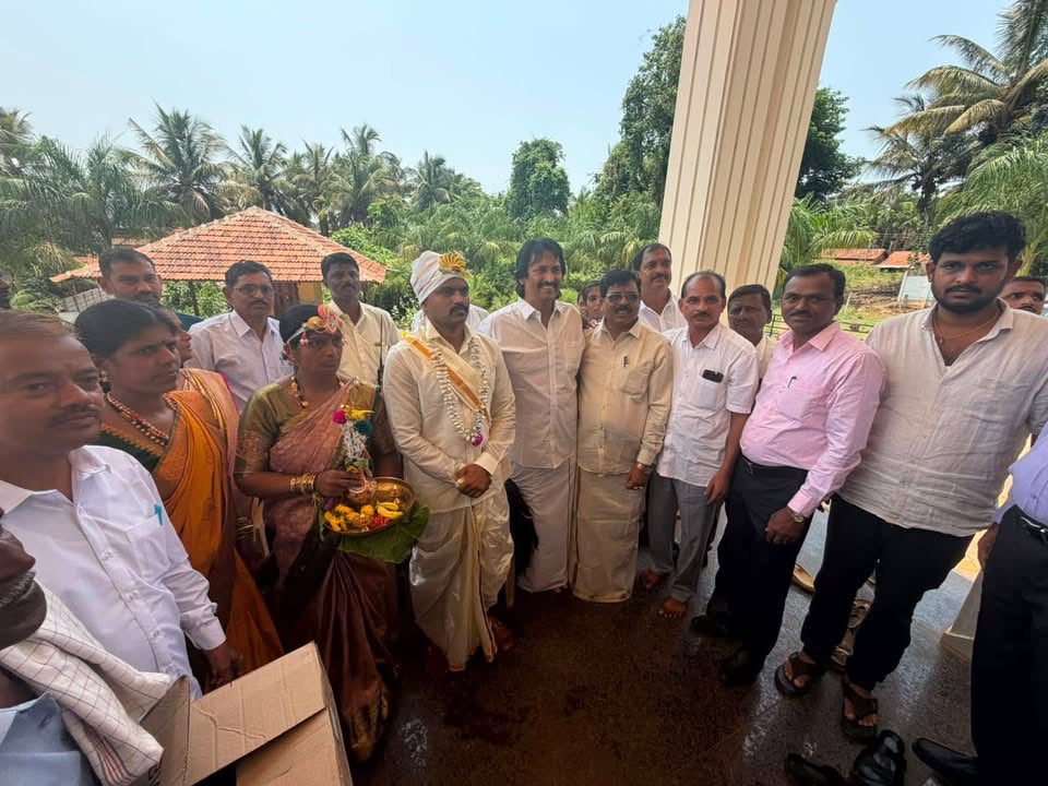 kumarbangarappa's tweet photo. ಸೊರಬ ತಾಲೂಕಿನ ಒಟೂರು ಗ್ರಾಮದ ಆತ್ಮೀಯರಾದ ಶ್ರೀ ಗುರುಮೂರ್ತಿ ಅವರ ಸುಪುತ್ರಿಯ ವಿವಾಹ ಮಹೋತ್ಸವದಲ್ಲಿ ಇಂದು ಭಾಗವಹಿಸಿ, ನವ ದಂಪತಿಗಳಿಗೆ ಶುಭ ಹಾರೈಸಲಾಯಿತು.
ನವ ಜೋಡಿಗಳ ವೈವಾಹಿಕ ಜೀವನವು ಸುಖ-ಸಮೃದ್ಧಿಯಿಂದ ಕೂಡಿರಲಿ ಎಂದು ಈ ಸಂದರ್ಭದಲ್ಲಿ ಹಾರೈಸುತ್ತೇನೆ.
#KumarBangarappa #Soraba #Otooru #WeddingVisit #Blessings https://t.co/DOltFb5VBm