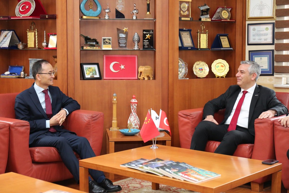 MUSIADKonya's tweet photo. Çin Halk Cumhuriyeti Ankara Büyükelçisi Sn. Jiang Xuebin’i, ÇİNSİAD Genel Başkanı Sn. Gao Xiaoming ve beraberindeki heyeti MÜSİAD Konya Şubemizde karşıladık.

Başkanımız Sn. Osman Ulular ve Yönetim Kurulu Üyelerimizin ev sahipliğinde başlayan program kapsamında; Konya’mızın sanayi gücü, üretim kapasitesi, yatırım potansiyeli ve uluslararası iş birliği imkânları üzerine önemli temaslarda bulunacağız.

Anadolu Ekonomi Diplomasisi vizyonuyla gerçekleştirdiğimiz bu buluşmanın, Konya ile Çin arasındaki ticari ve ekonomik ilişkilerin gelişmesine katkı sunmasını temenni ediyoruz.

@ChinaEmbTurkiye @OsmanUlular @MUSIAD