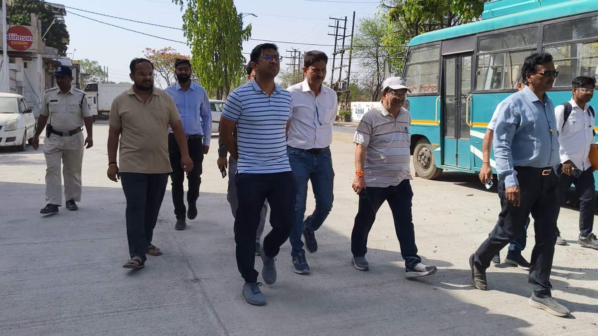 SwachhIndore's tweet photo. आयुक्त श्री क्षितिज सिंघल ने शहर की निर्माणाधीन मास्टरप्लान सड़कों का निरीक्षण कर कार्यों की प्रगति और गुणवत्ता की समीक्षा की।उन्होंने संबंधित एजेंसियों को निर्धारित समय सीमा में निर्माण कार्यपूर्ण करने और सुरक्षा व्यवस्था सुनिश्चित करने के निर्देश दिए।
#swachhindore
#cleanindore https://t.co/OSf9YqwRzG