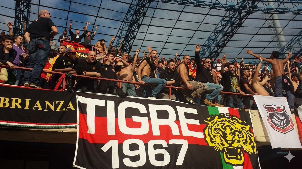 ultras1899_'s tweet photo. Milan, 15 mai 2016, il y a 10 ans. Un communiqué du 25 avril annonce la dissolution des #CommandosTigre, puis un démenti arrive, mais le 15 mai, lors d’#ACMilan - Roma, c’est Giancarlo Capelli qui se trouve sur l’emplacement des CT. La voie est libre pour la #CurvaSudMilano... https://t.co/BEZ0wLNNym
