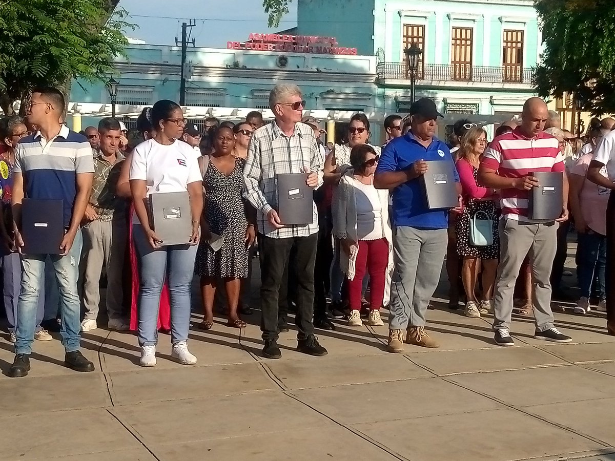 MonzonMidalis's tweet photo. En Matanzas, la entrega de las firmas del movimiento #MiFirmaPorLaPatria se convirtió en un acto de puro amor a #Cuba. Con la frente en alto y el corazón en la mano, el pueblo ratificó su compromiso con la Revolución. #ANAPCuba #MatancerosEnVictoria https://t.co/JgxtVHB3xq