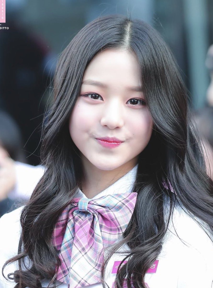GhostStrut's tweet photo. @mojitolacroix @Zippymine__ You are just saying shit cause Wonyoung has looked the same since she’s debuted at 14 😭 the MOST she’s gotten done is filler and Botox https://t.co/DO9FkK9TtZ