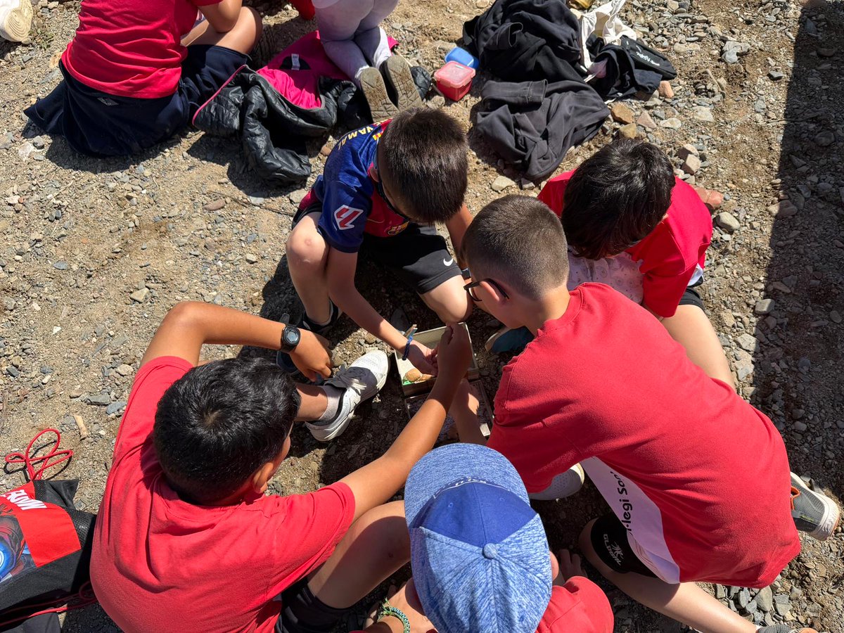 fsfructuos's tweet photo. SANT RAFAEL | Els i les alumnes de 4t del Col·legi Sant Rafael han realitzat un taller de la flora 🌸i la fauna 🐝de la riera. Han gaudit i après molt gràcies al CEN, que els ha apropat el món natural d'una forma lúdica i divertida 🙌
#FSF #SantRafael https://t.co/EGLiXmTru7