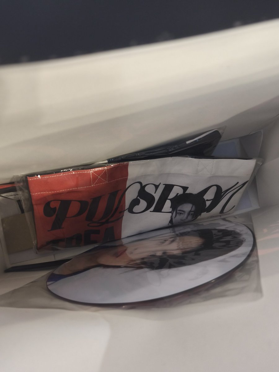 treasureelvr's tweet photo. alam ko, naka-set ang utak ko na uchiwa lang ang bibilhin😭😭😭😭 bakit may iuuwi na akong tote bag ateh HDHSHSHSHAHAHAHSH https://t.co/p80VeLaxVK