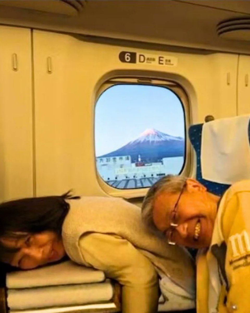 x_gou's tweet photo. 富士山が撮影出来るように退いてくれた日本人夫婦、あまりにも平和な光景すぎると海外で話題に...❤ https://t.co/8O6rhxyZqh