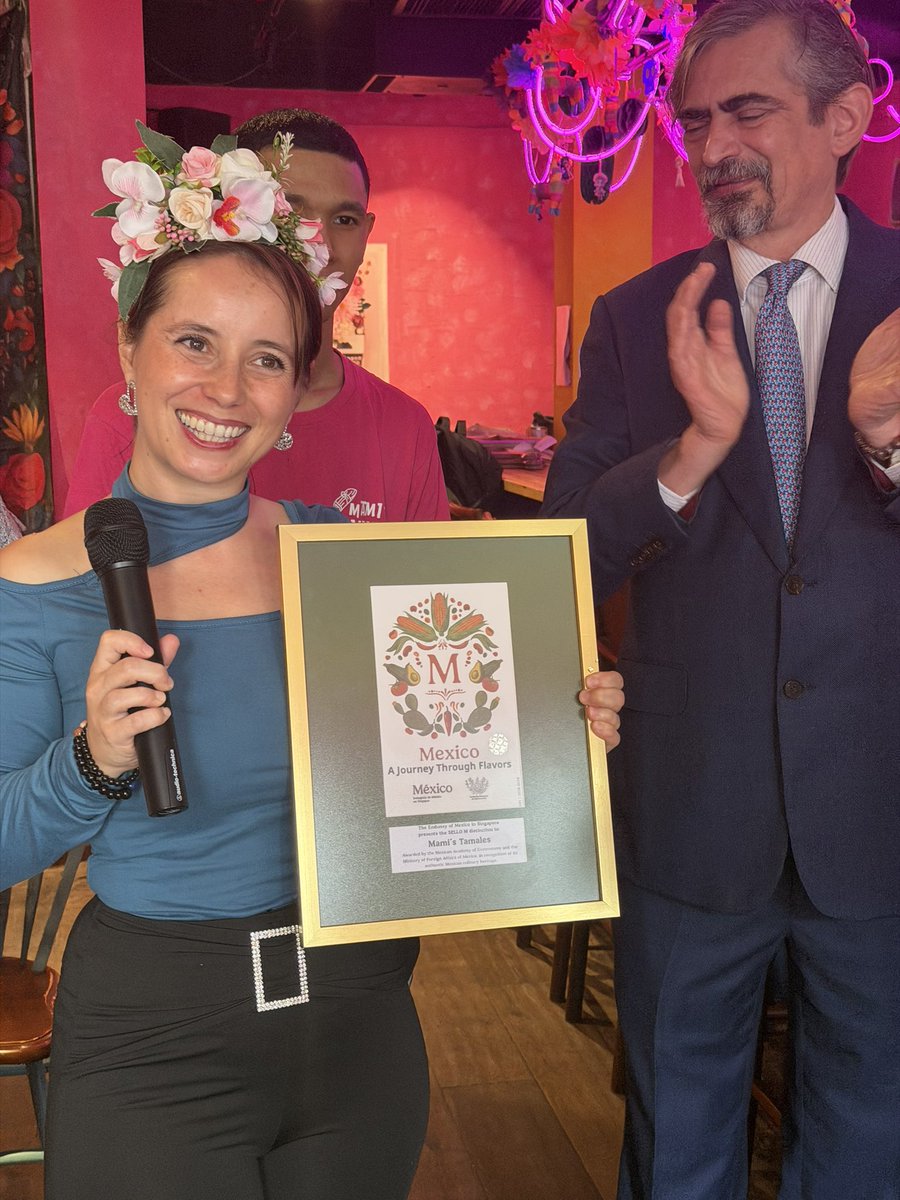 EmbaMexSing's tweet photo. Entregamos el primer #SELLOM en Singapur a Mami’s Tamales 🇲🇽🫔🇸🇬

Reconocimiento de la @SRE_mx y la Academia Mexicana de Gastronomía a la autenticidad de la cocina mexicana en el exterior 🌏.

Los sabores de México, presentes en Singapur. 🎉🇸🇬 https://t.co/OiyNY32U9C