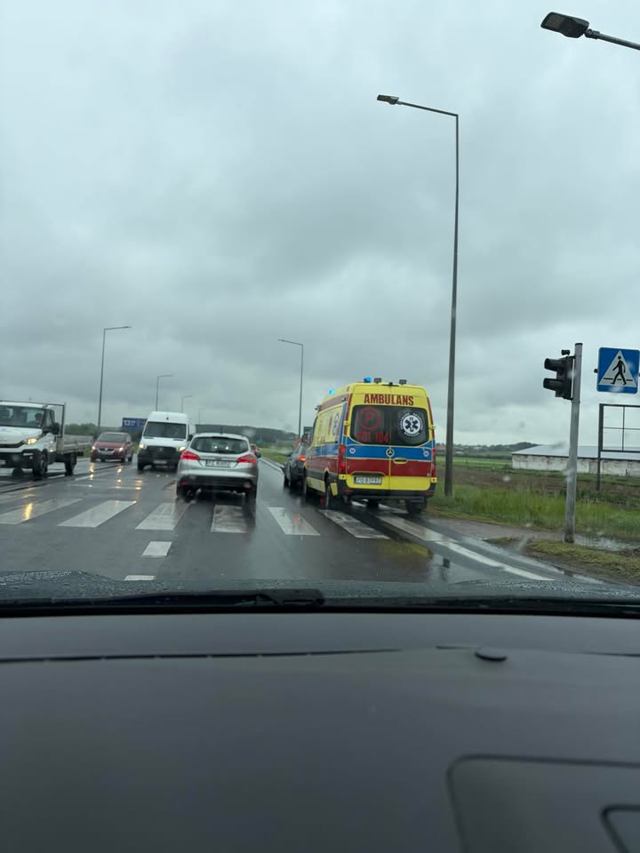 MotoSygnaly's tweet photo. #DK11 Poznań-Oborniki, w Chludowie zderzenie 2 aut. Zajęty pas w kierunku Poznania, strażacy przepuszczają samochody wahadłowo. Duże korki w obu kierunkach.
📷Magda. https://t.co/BE2CazNl9q