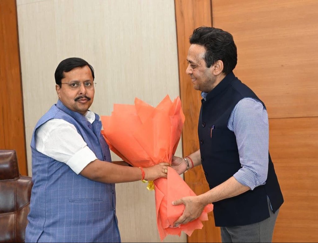 MamtaTripathi80's tweet photo. है अगर दुश्मन दुश्मन ज़माना 
ग़म नहीं ग़म नहीं…

कोई आए कोई हम किसी से कम नहीं, कम नहीं 

योगी जी के सबसे प्रिय अफसर संजय प्रसाद ने दिल्ली में भाजपा के राष्ट्रीय अध्यक्ष नीतिन नवीन से भेंट की…
वैसे संजय जी पर हर दल, नेता का स्नेह रहता है… https://t.co/qE78LzhKGP