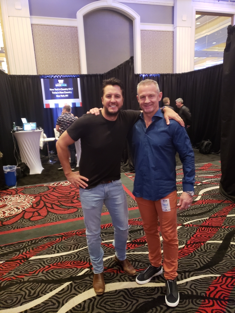 merrilhoge's tweet photo. Throwing it back because apparently I’ve been feeling country lately 🤠

Must be something about getting older and appreciating the simple things. 🛻

#findaway #backtoyourroots #yeehaw #countrylife https://t.co/t55SZ2IsIG