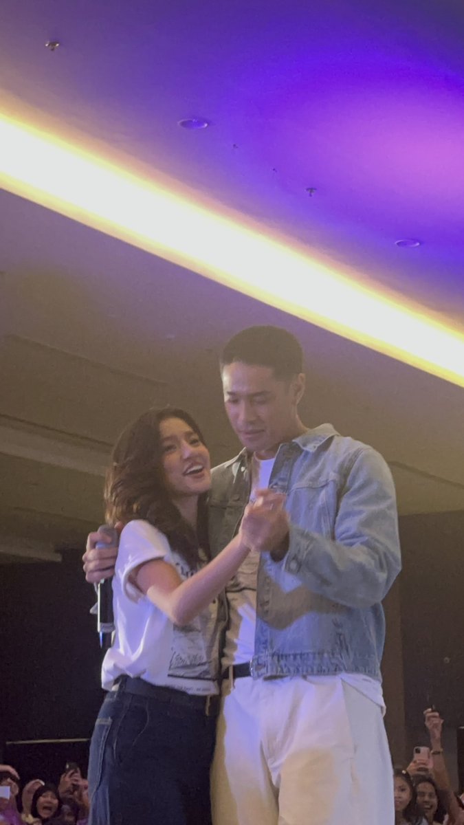 jezurchosen's tweet photo. paki-edit po yung vid po nito pls tapos ang kanta libu-libong buwan huhu sige naa db editors paisa naman 😭😭

"at kung umabot man sa dulo at tatanda na tayoooo" AAAAAAAA

MAGPAKASAL NA KAYOOOOO 😭❤️

ctto.

#DonBelle https://t.co/1I9NVlPg4Y