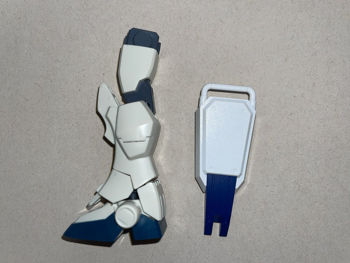 ReAlice_vrchat's tweet photo. シールドに使える色を探しましたがなんとかそれらしい感じかな？
白　ガンダムホワイト
青　ティターンズブルー

元の色との比較に足を添えておきます https://t.co/7cXSDRWzXE