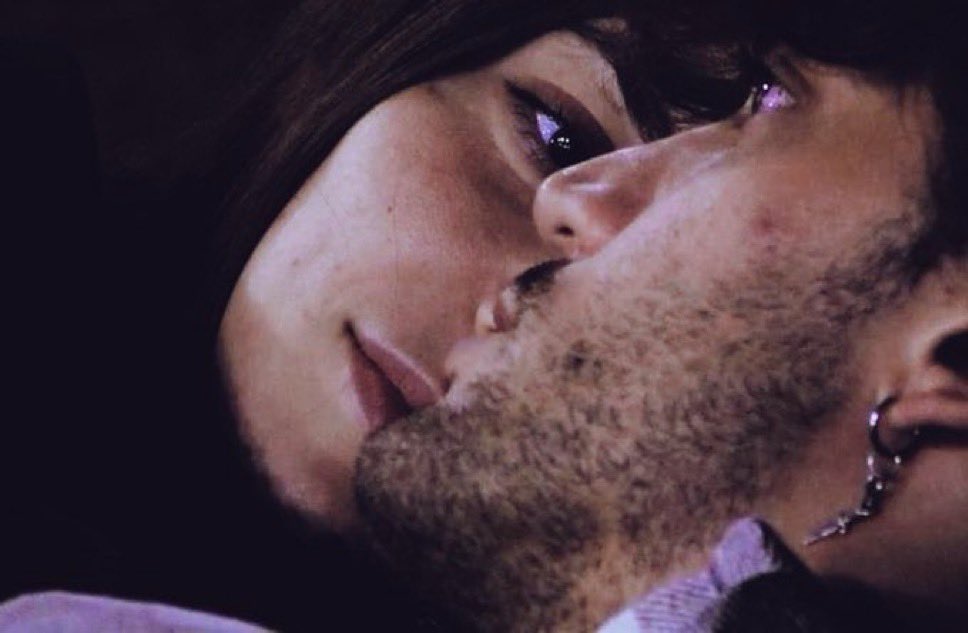 _jonitaera's tweet photo. SI SONO SEMPRE GUARDATI COSÌ non è cambiato nulla anzi forse si che si amano di più. Ogni giorno mi dimostrano quanto tramite uno schermo si amano tantissimo,e gli sorridono pure gli occhi tanto che stanno bene insieme,è un amore così puro e sano.❤️ https://t.co/iv5HY5fOQZ