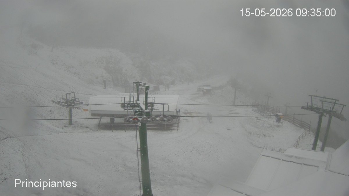 lariojaMeteo's tweet photo. La #nieve❄️❄️ vuelve a las montañas de #LaRioja en cotas de unos 1400/1500 metros, aunque la cota podría bajar hasta los 1200 metros a lo largo del día.
Imagen del Moncalvillo del SOS Rioja y Valdezcaray.
#winterisback en #LaRiojaMeteo https://t.co/ph2x9yQ8sV