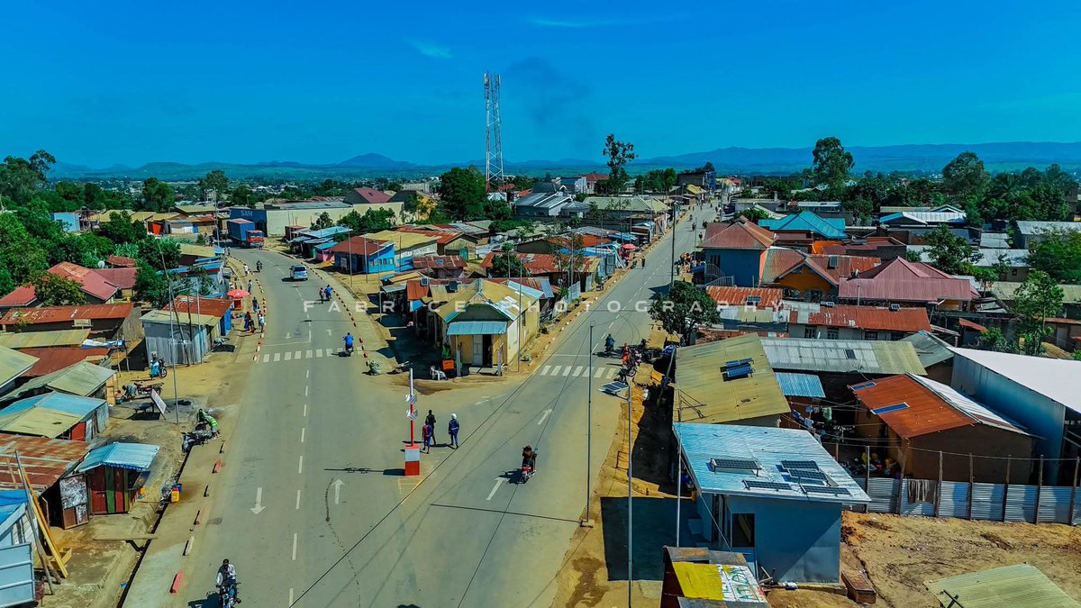 sergesindani01's tweet photo. 🔴#RDC—— À Bunia, sous état de siège, voici le quartier #Bankoko. Les photos prouvent la transformation : là où il n'y avait que de la végétation, l'asphaltage du #Mont_Gabaon a rendu le quartier bien plus propre. https://t.co/8cEzQ6pHLV
