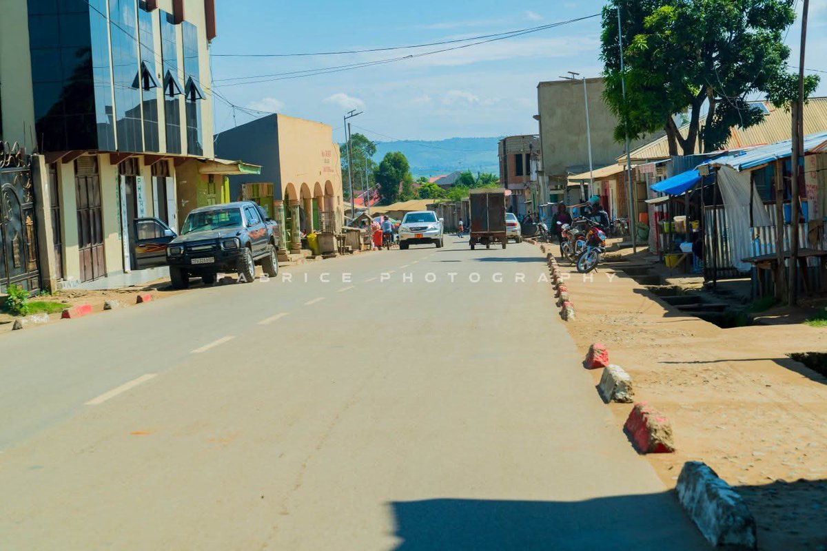 sergesindani01's tweet photo. 🔴#RDC—— À Bunia, sous état de siège, voici le quartier #Bankoko. Les photos prouvent la transformation : là où il n'y avait que de la végétation, l'asphaltage du #Mont_Gabaon a rendu le quartier bien plus propre. https://t.co/8cEzQ6pHLV